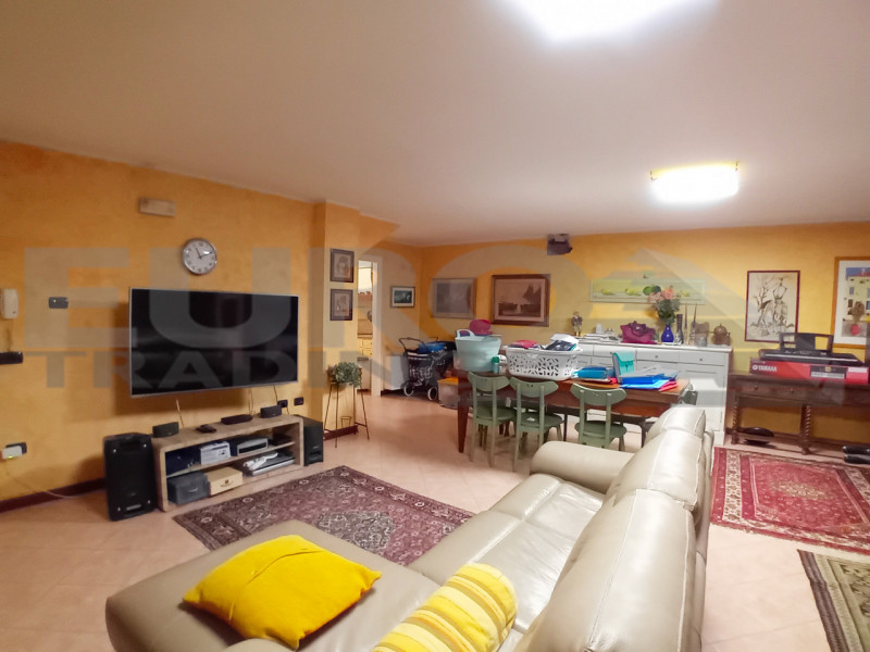 DOSSON: Scopri questa splendida villa a schiera centrale, situata nel rinomato comune di Casier, ...