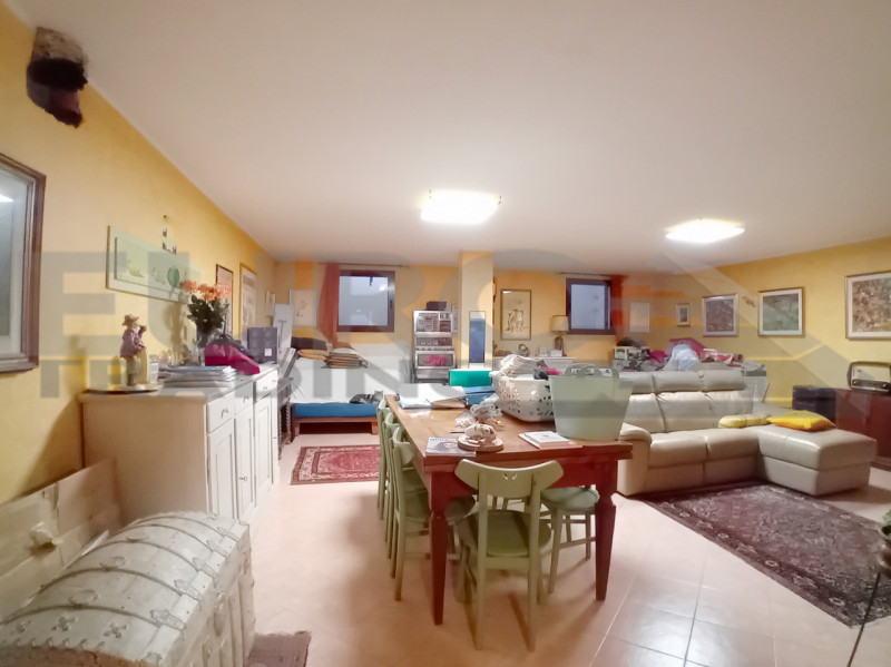 DOSSON: Scopri questa splendida villa a schiera centrale, situata nel rinomato comune di Casier, ...