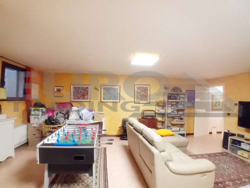 DOSSON: Scopri questa splendida villa a schiera centrale, situata nel rinomato comune di Casier, ...