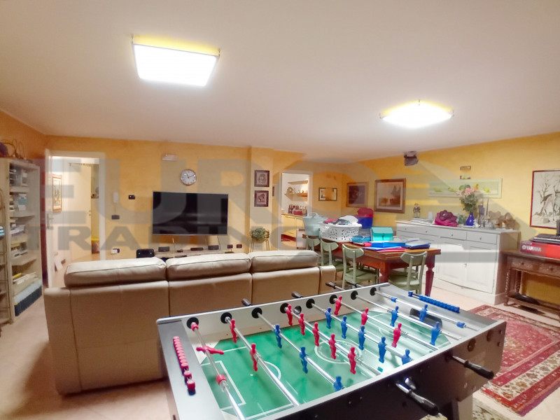 DOSSON: Scopri questa splendida villa a schiera centrale, situata nel rinomato comune di Casier, ...