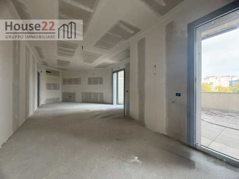 VICENZA. Proponiamo un appartamento d'eccellenza al primo piano, caratterizzato da ampie vetrate ...