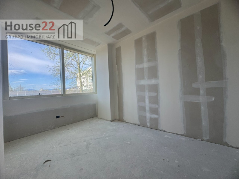 VICENZA. Proponiamo un appartamento d'eccellenza al primo piano, caratterizzato da ampie vetrate ...