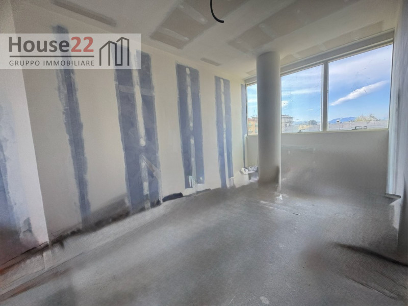 VICENZA. Proponiamo un appartamento d'eccellenza al primo piano, caratterizzato da ampie vetrate ...