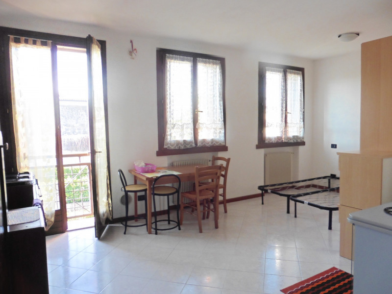 IN BEL CONTESTO CONDOMINIALE, CURATO E BEN ABITATO , COMODO AI SERVIZI, PROPONIAMO APPARTAMENTO M...