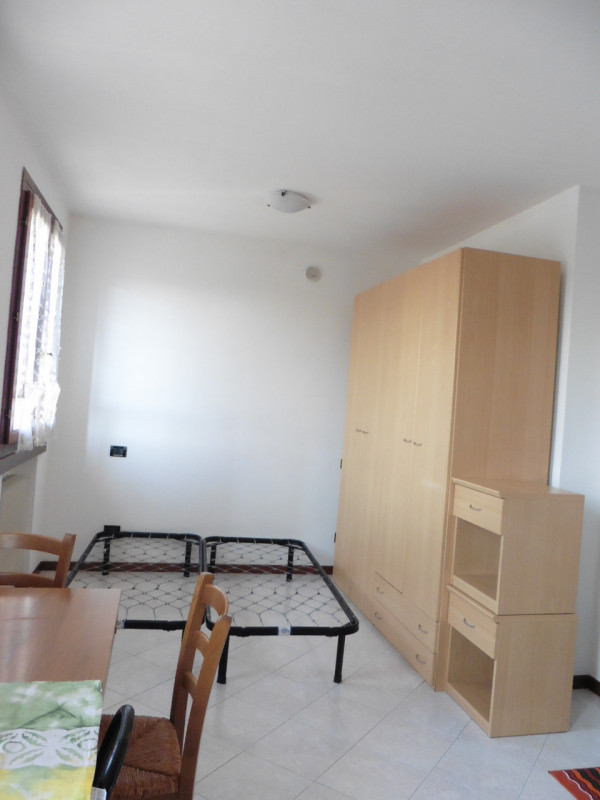 IN BEL CONTESTO CONDOMINIALE, CURATO E BEN ABITATO , COMODO AI SERVIZI, PROPONIAMO APPARTAMENTO M...