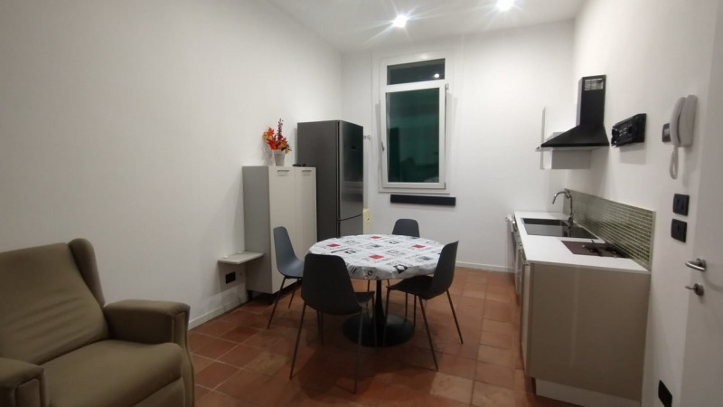 In posizione centralissima, ideale come punto d'appoggio lavorativo, proponiamo monolocale al pia...