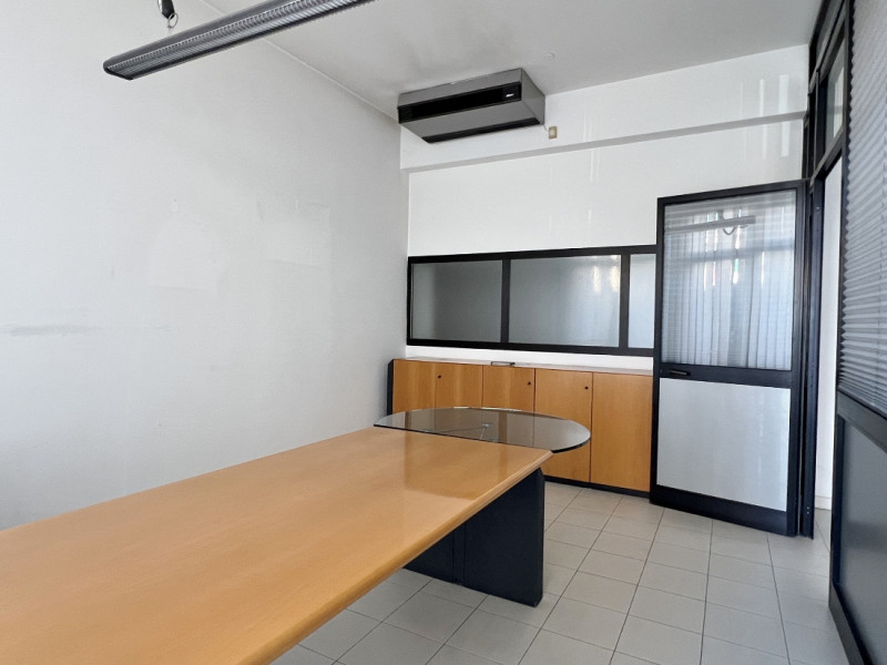 NEGOZIO VETRINATO DI 230 MQ IN ZONA BANCHE A VICENZA - Rif. 8371
Spazio commerciale in affitto al...