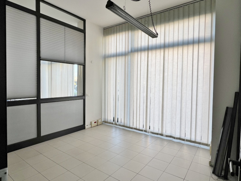 NEGOZIO VETRINATO DI 230 MQ IN ZONA BANCHE A VICENZA - Rif. 8371
Spazio commerciale in affitto al...