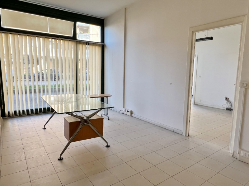 NEGOZIO VETRINATO DI 230 MQ IN ZONA BANCHE A VICENZA - Rif. 8371
Spazio commerciale in affitto al...