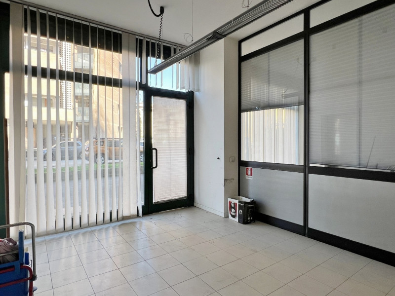 NEGOZIO VETRINATO DI 230 MQ IN ZONA BANCHE A VICENZA - Rif. 8371
Spazio commerciale in affitto al...
