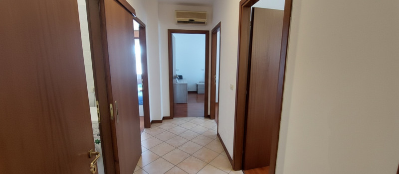 Curtarolo, appartamento TRICAMERE situato in un contesto tranquillo e signorile, al piano secondo...