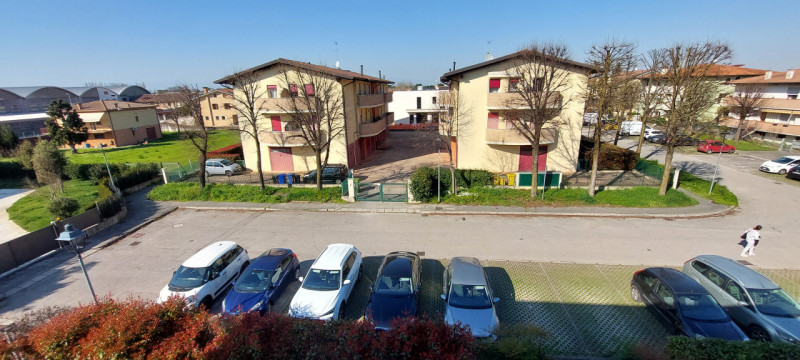 Curtarolo, appartamento TRICAMERE situato in un contesto tranquillo e signorile, al piano secondo...