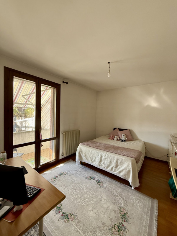 COMPOSIZIONE:
Interessante soluzione a schiera situata a Schiavonia, ideale per chi desidera coni...