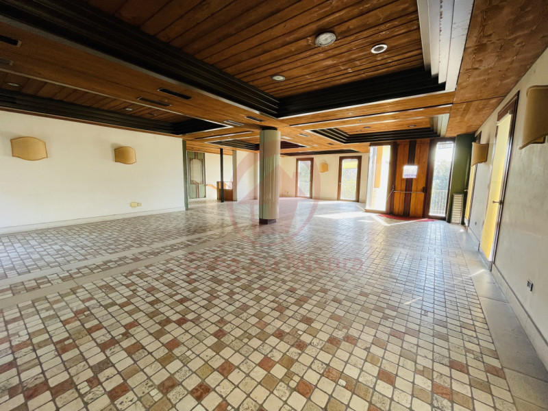 CADONEGHE CENTRO rif. LC4: Nel cuore del paese, fronte strada, Casa su Misura ha il piacere di pr...