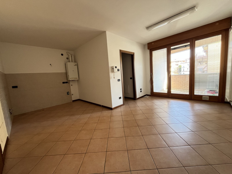 VICENZA OVEST - UFFICIO IN LOCAZIONE CON GARAGE - Rif. 8372
All'interno di un elegante contesto r...