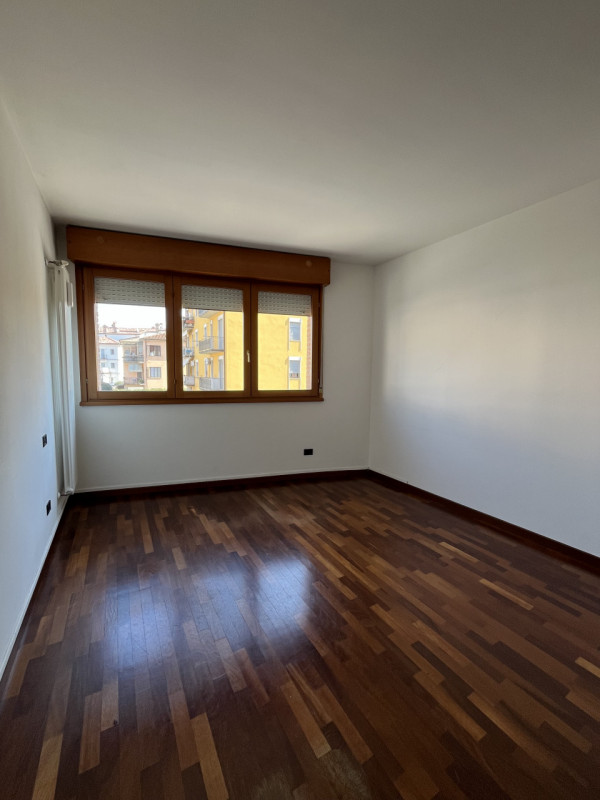 VICENZA OVEST - UFFICIO IN LOCAZIONE CON GARAGE - Rif. 8372
All'interno di un elegante contesto r...