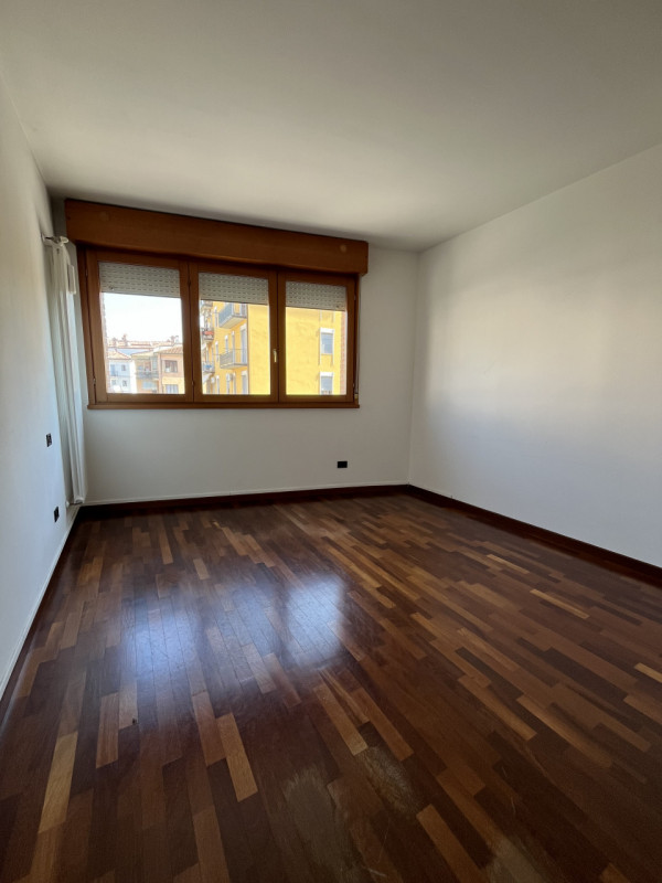 VICENZA OVEST - UFFICIO IN LOCAZIONE CON GARAGE - Rif. 8372
All'interno di un elegante contesto r...