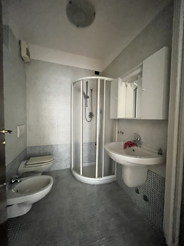 VICENZA OVEST - UFFICIO IN LOCAZIONE CON GARAGE - Rif. 8372
All'interno di un elegante contesto r...