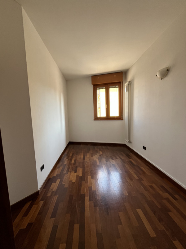 VICENZA OVEST - UFFICIO IN LOCAZIONE CON GARAGE - Rif. 8372
All'interno di un elegante contesto r...