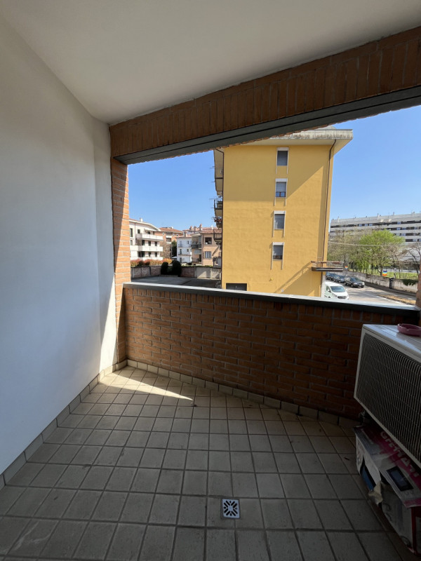 VICENZA OVEST - UFFICIO IN LOCAZIONE CON GARAGE - Rif. 8372
All'interno di un elegante contesto r...