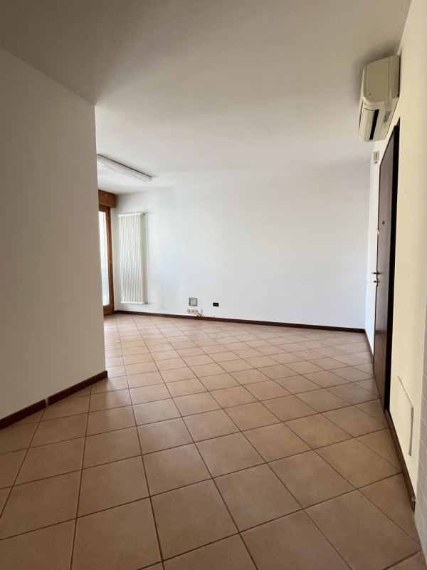 VICENZA OVEST - UFFICIO IN LOCAZIONE CON GARAGE - Rif. 8372
All'interno di un elegante contesto r...