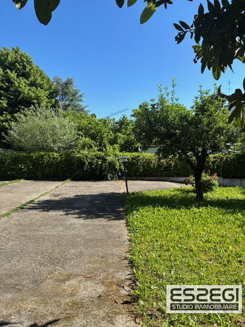 PADOVA*FORCELLINI: Spaziosissimo appartamento situato nel cuore del quartiere di Forcellini, all'...