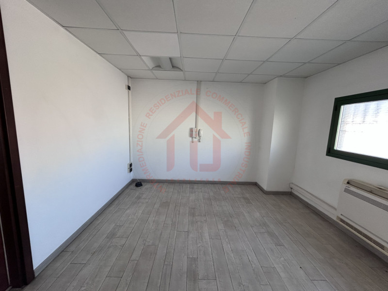 RIF: SR510 VICENZA - MONTEGALDA Proponiamo in locazione capannone produttivo (D/01) di 500 mq con...