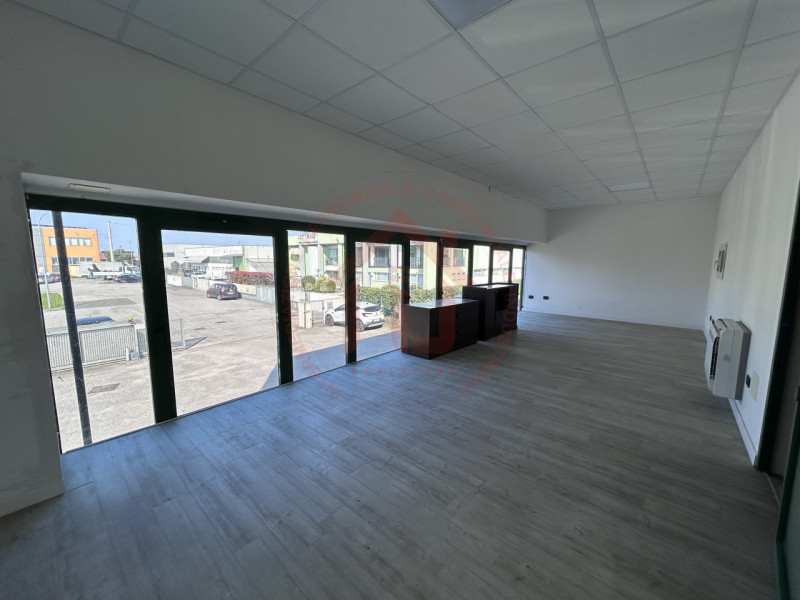 RIF: SR510 VICENZA - MONTEGALDA Proponiamo in locazione capannone produttivo (D/01) di 500 mq con...