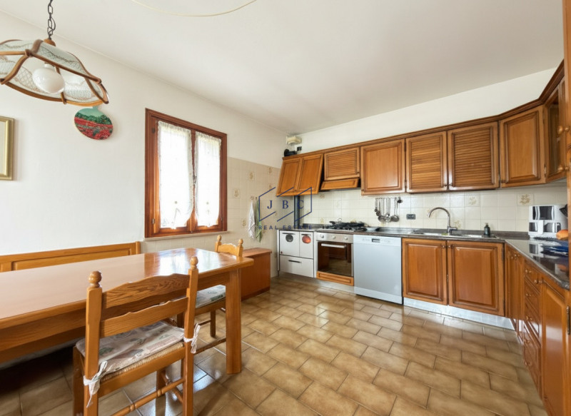 ORMELLE - (TV)
Proponiamo in esclusiva a Ormelle casa  bifamiliare degli anni '80 con superficie ...