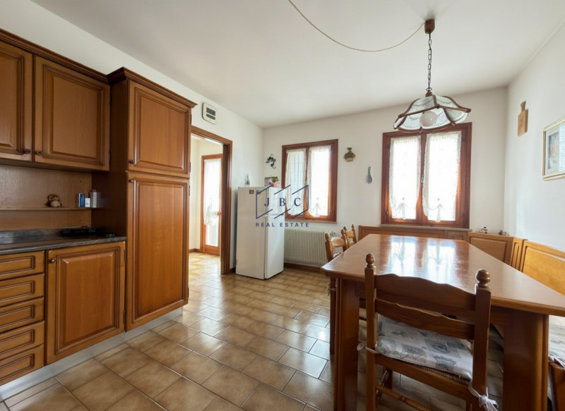 ORMELLE - (TV)
Proponiamo in esclusiva a Ormelle casa  bifamiliare degli anni '80 con superficie ...