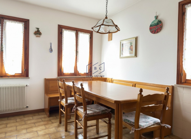 ORMELLE - (TV)
Proponiamo in esclusiva a Ormelle casa  bifamiliare degli anni '80 con superficie ...