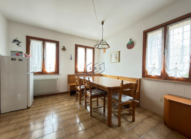 ORMELLE - (TV)
Proponiamo in esclusiva a Ormelle casa  bifamiliare degli anni '80 con superficie ...