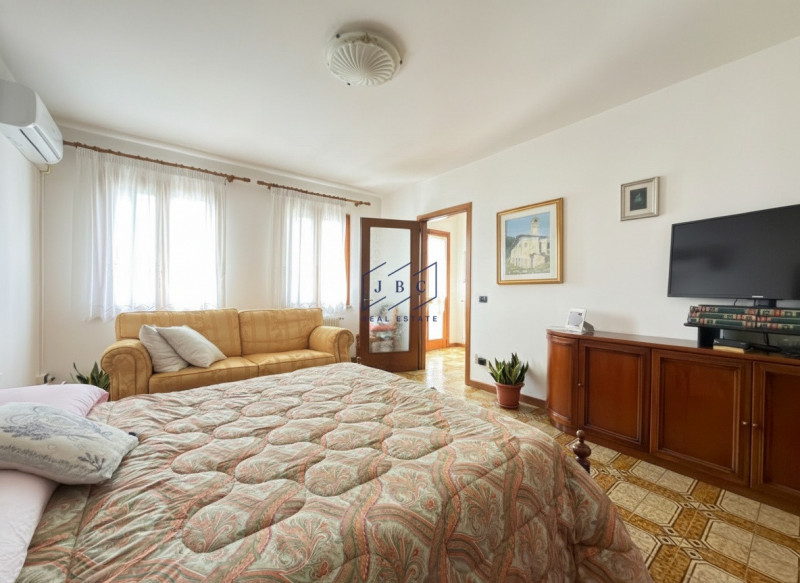 ORMELLE - (TV)
Proponiamo in esclusiva a Ormelle casa  bifamiliare degli anni '80 con superficie ...