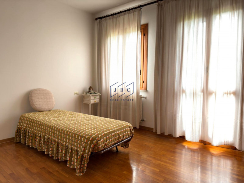 ORMELLE - (TV)
Proponiamo in esclusiva a Ormelle casa  bifamiliare degli anni '80 con superficie ...