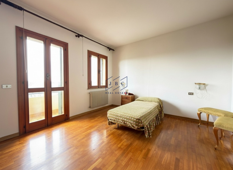 ORMELLE - (TV)
Proponiamo in esclusiva a Ormelle casa  bifamiliare degli anni '80 con superficie ...