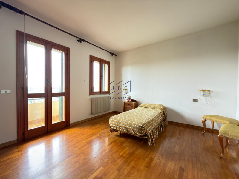 ORMELLE - (TV)
Proponiamo in esclusiva a Ormelle casa  bifamiliare degli anni '80 con superficie ...