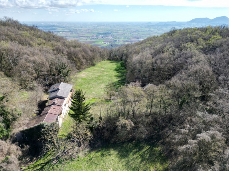 Barbarano Mossano (VI), ci troviamo nella zona di Mossano, Via Monti, dalla strada pubblica si pe...