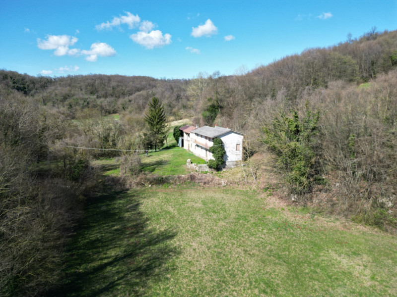 Barbarano Mossano (VI), ci troviamo nella zona di Mossano, Via Monti, dalla strada pubblica si pe...