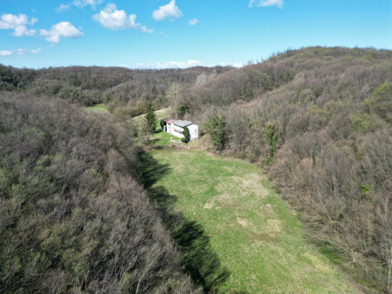 Barbarano Mossano (VI), ci troviamo nella zona di Mossano, Via Monti, dalla strada pubblica si pe...