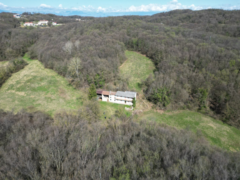 Barbarano Mossano (VI), ci troviamo nella zona di Mossano, Via Monti, dalla strada pubblica si pe...
