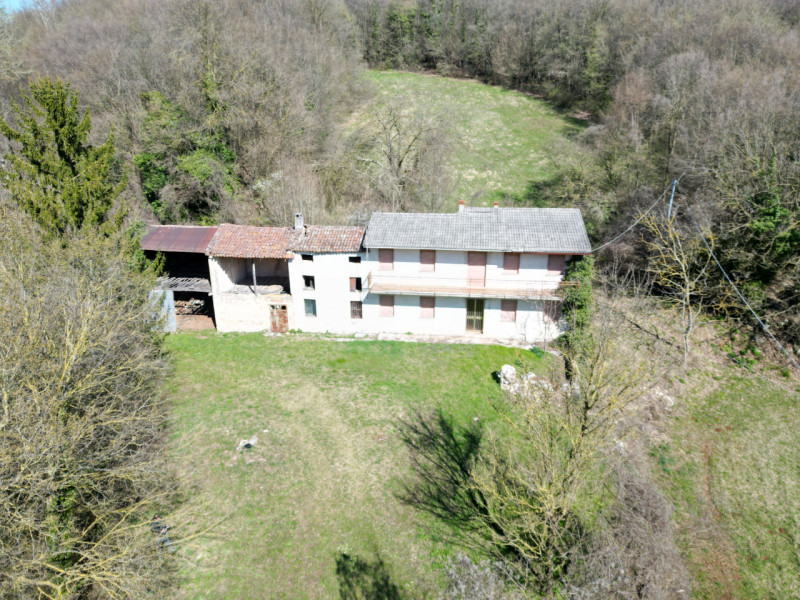 Barbarano Mossano (VI), ci troviamo nella zona di Mossano, Via Monti, dalla strada pubblica si pe...