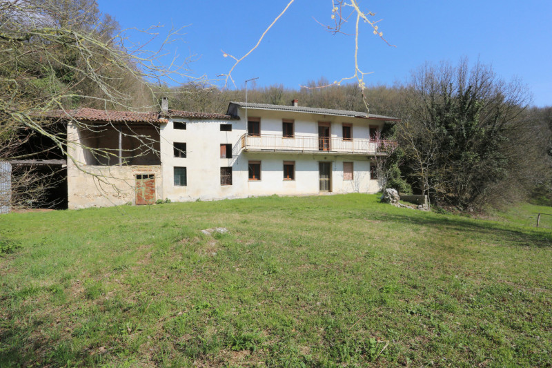 Barbarano Mossano (VI), ci troviamo nella zona di Mossano, Via Monti, dalla strada pubblica si pe...