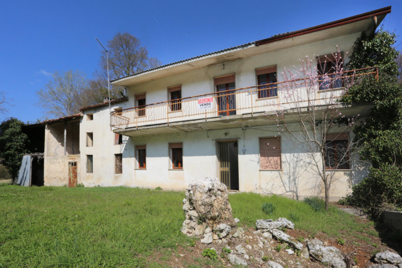 Barbarano Mossano (VI), ci troviamo nella zona di Mossano, Via Monti, dalla strada pubblica si pe...