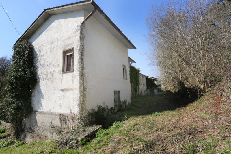 Barbarano Mossano (VI), ci troviamo nella zona di Mossano, Via Monti, dalla strada pubblica si pe...