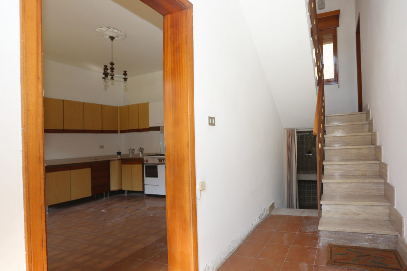 Barbarano Mossano (VI), ci troviamo nella zona di Mossano, Via Monti, dalla strada pubblica si pe...