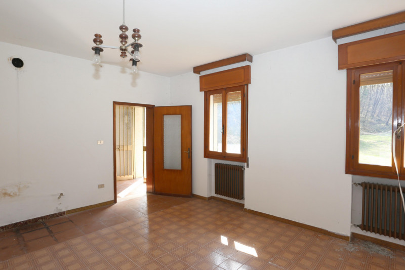 Barbarano Mossano (VI), ci troviamo nella zona di Mossano, Via Monti, dalla strada pubblica si pe...