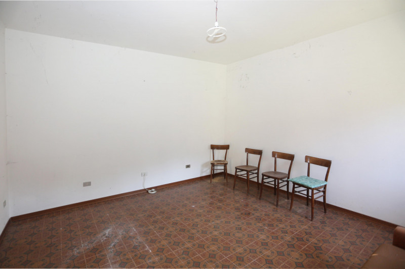 Barbarano Mossano (VI), ci troviamo nella zona di Mossano, Via Monti, dalla strada pubblica si pe...