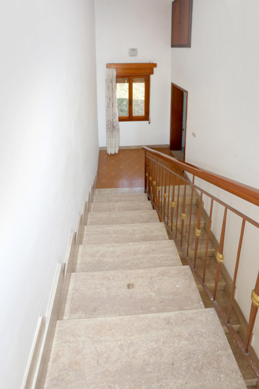 Barbarano Mossano (VI), ci troviamo nella zona di Mossano, Via Monti, dalla strada pubblica si pe...