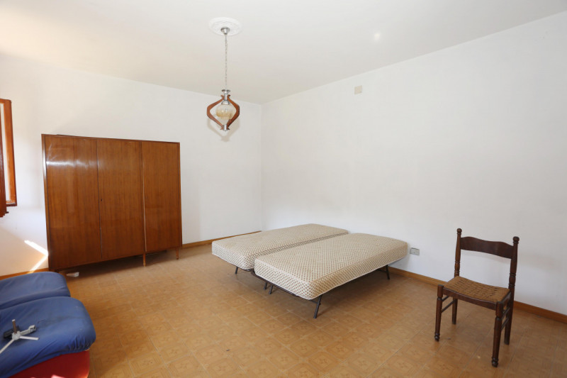 Barbarano Mossano (VI), ci troviamo nella zona di Mossano, Via Monti, dalla strada pubblica si pe...