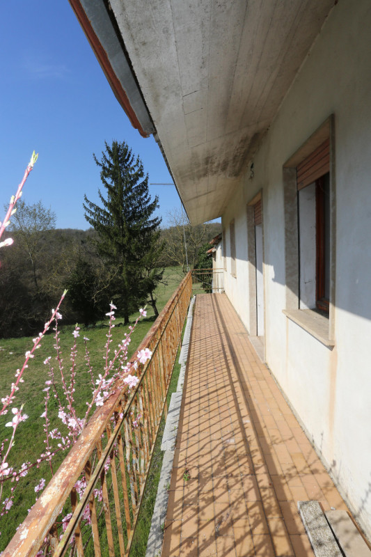 Barbarano Mossano (VI), ci troviamo nella zona di Mossano, Via Monti, dalla strada pubblica si pe...